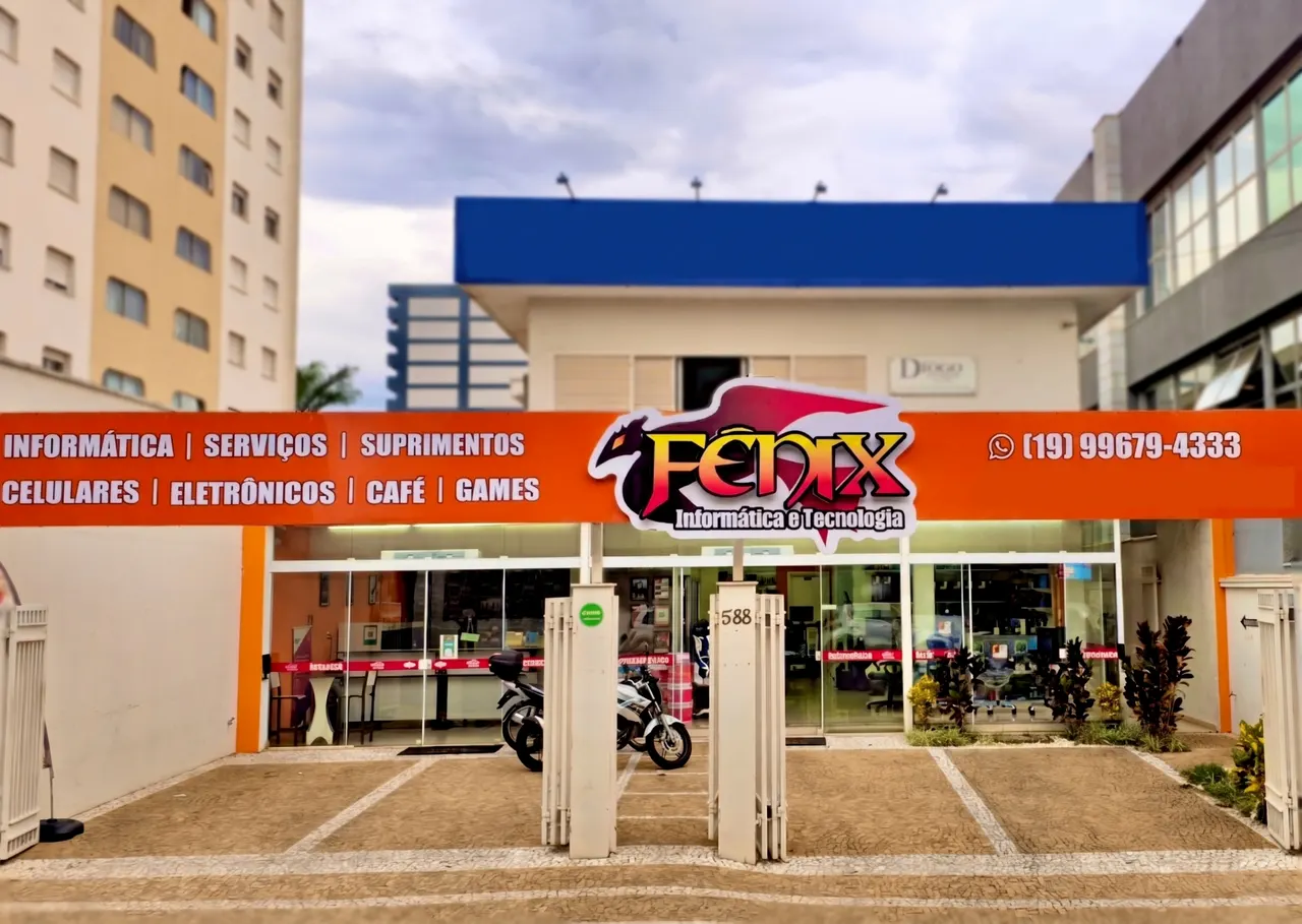 Técnico da Fênix realizando manutenção em impressora corporativa